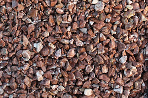 Kamenclub.ru: Мраморная крошка (щебень галтованный розовый) фр.40-70 мм.  купить в Томске мрамор розовый, красный галтовка мраморная щебня 15000 руб/т   фото КАМЕНЬ КЛУБ
