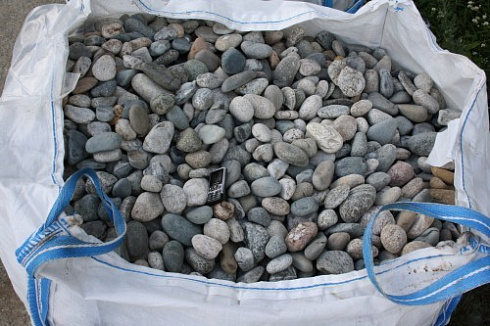 Kamenclub.ru: Галька речная окат (ассорти) фр. 50-100 мм. купить  в Томске галька природная округлая серая белая черная серая коричневая синяя галька речная окатанная округлая 6200 руб/т   фото КАМЕНЬ КЛУБ