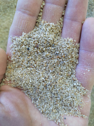 Кварцевый песок для площадок фр. 0,6-1,2 мм.  купить в Томске фото Камень Клуб